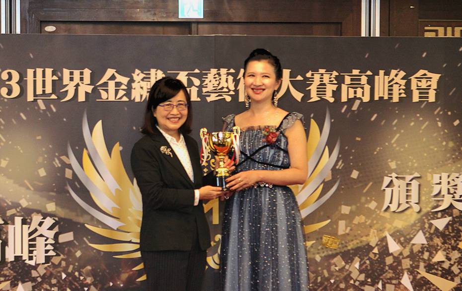 台北市副市长林奕华(左)出席世界金绣盃颁奖盛典，大会荣誉主席黄千真(右)是台湾美业的领导者。图／婕媚儿国际美学提供