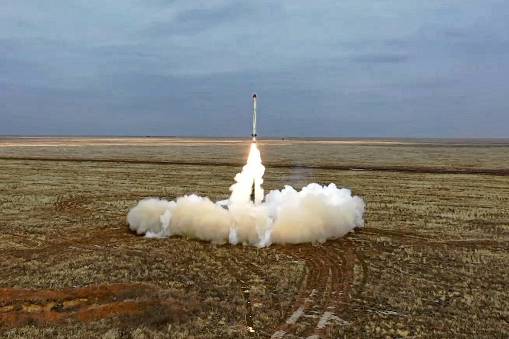 俄軍2022年2月演習時發射伊斯坎德爾-K飛彈。美聯社