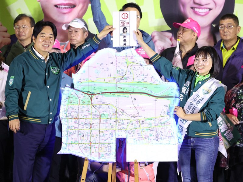 民進黨總統參選人賴清德（前左），30日在台北市榮星花園幫立委參選人謝佩芬造勢。記者林澔一／攝影