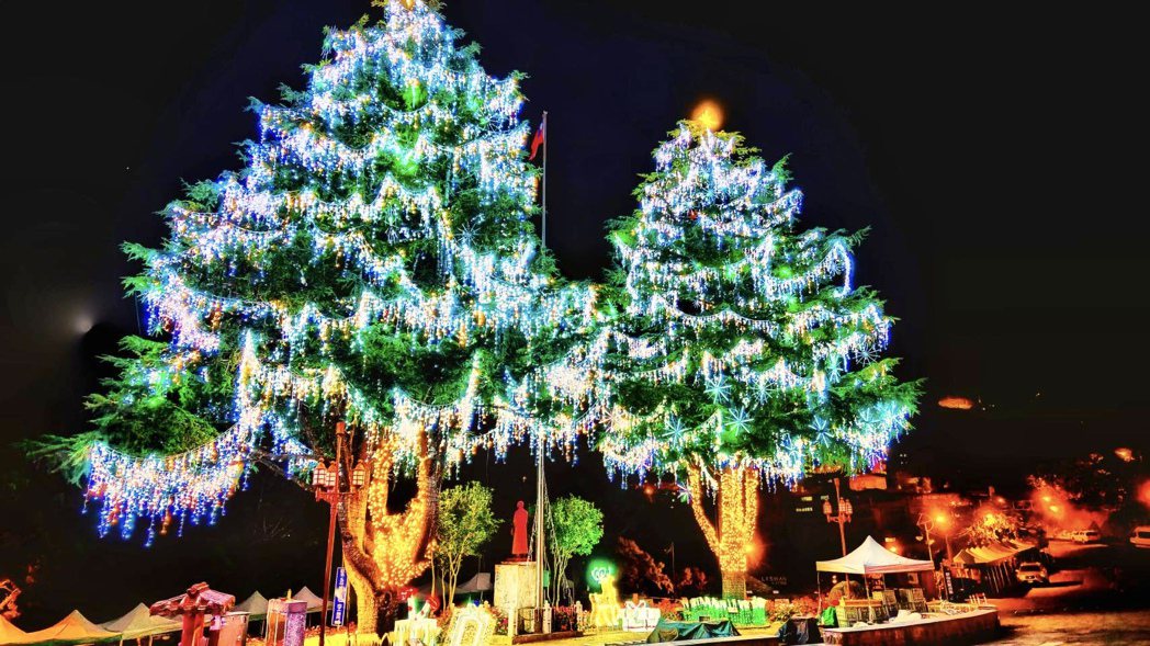 全台最高的28公尺雪松耶誕樹瞬間點亮，絢爛燈光照亮全場。參山處提供