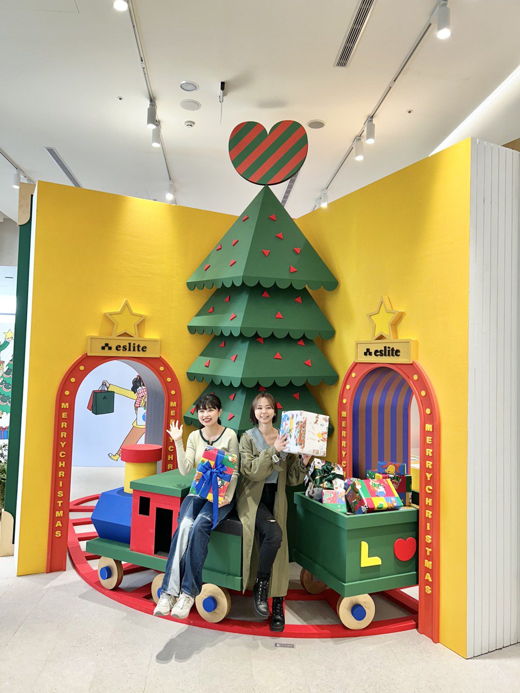 台灣插畫家Croter的創作，變成3米高繽紛「耶誕書」營造佳節氛圍。記者宋健生/...
