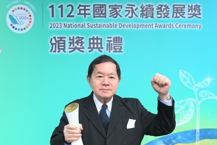 遠東新世紀今年首度報名即獲《國家永續發展獎》肯定，董事長徐旭東代表領獎。遠東新／提供