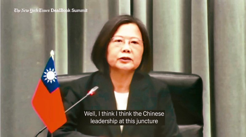 蔡總統接受紐約時報視訊專訪表示，目前中國領導階層面臨來自內部的極大挑戰，現在也許不是他們考慮大規模犯台的時機。圖／翻攝自紐時YT