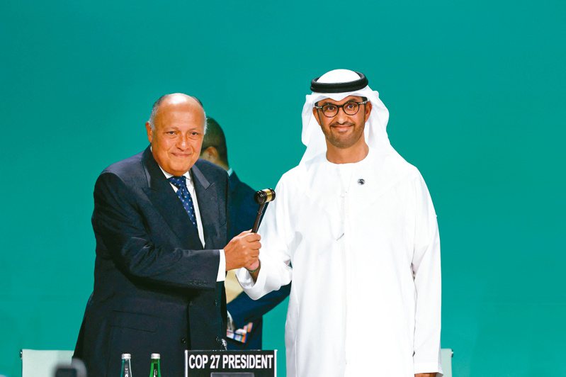 氣候峰會開幕 COP28會議主席賈比爾（右）昨從去年埃及夏姆錫克氣候峰會主席蘇克里手中，接過象徵主席的小木槌。（路透）