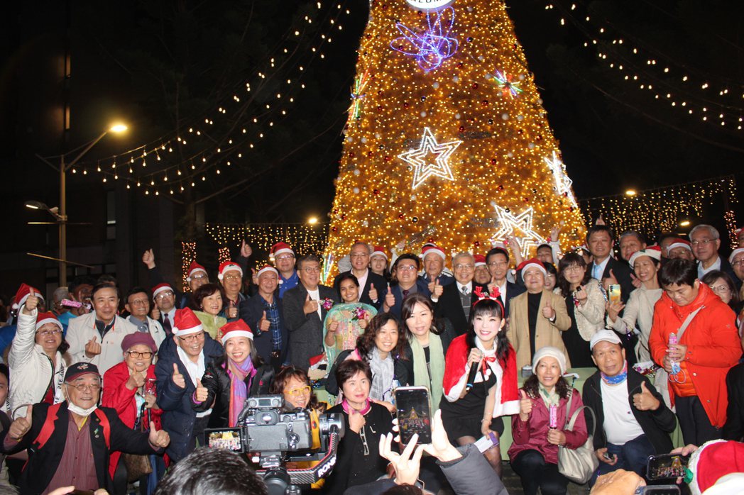 台北歡樂耶誕城就在北科大，12月1日吸引超過2000名校友參與聖誕點燈與民歌演唱...