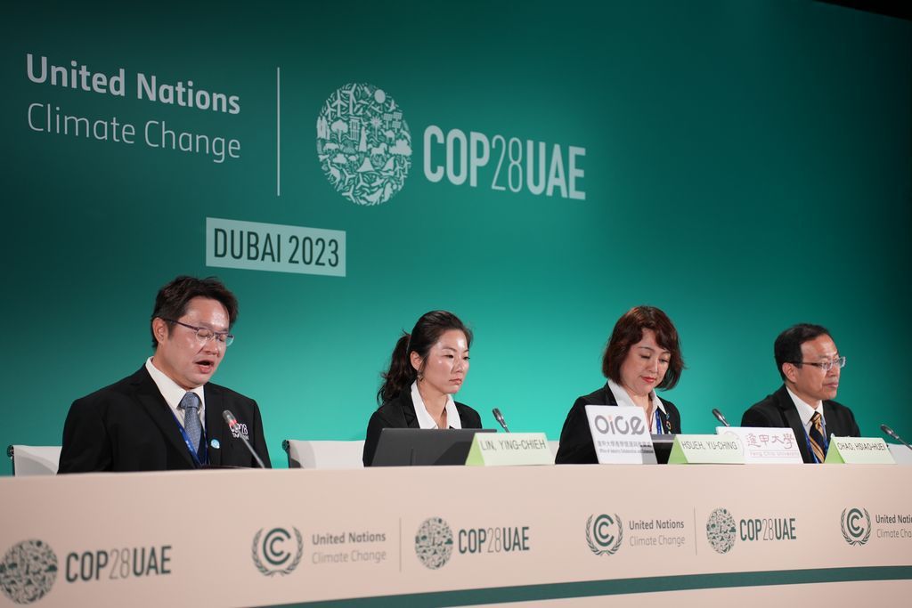 逢甲大學碳資產管理與認證中心主任林英杰（左一），在聯合國COP28藍區發表「以氣...