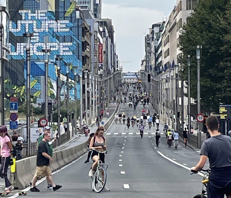 布魯塞爾每年9月都會選一個週日為「無車日」（Car-free Sunday），讓全城人體驗馬路上整天沒有汽車、貨車的清靜，圖為主要汽車幹道9月17日無車日景象。中央社