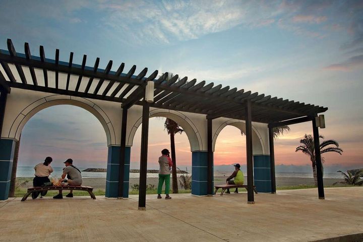 ▲鍾愛之門提供遊客休憩放鬆欣賞海岸景色。　圖：高雄市政府觀光旅遊局／提供