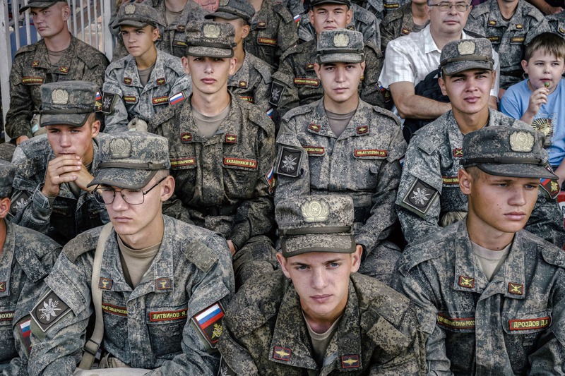 俄羅斯莫斯科州2022年應召入伍士兵。俄羅斯境內各個城市的婦女正在發動抗議，希望他們被徵召超過一年的丈夫、兒子回家。 紐約時報