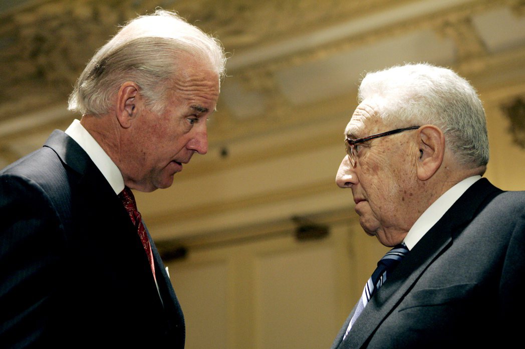 美國總統拜登（左）擔任參議員就曾向季辛吉請益。（美聯社）