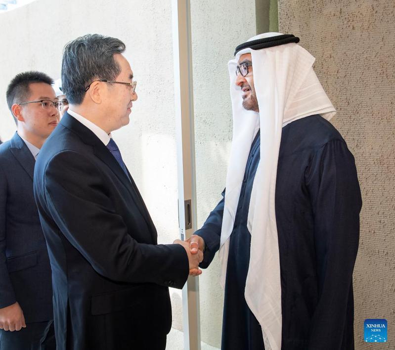 中共中央政治局常委、國務院副總理丁薛祥11月30日在杜拜會見了阿聯酋總統穆罕默德。    新華社