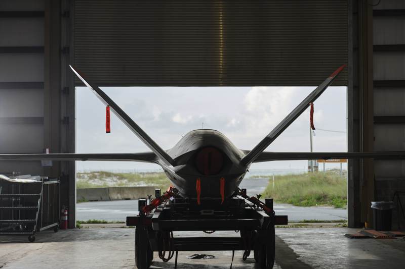 美國佛羅里達州艾格林空軍基地7月13日停放了一架實驗中的AI無人戰鬥機「克拉托斯XQ-58」（Kratos XQ-58）。圖／紐約時報