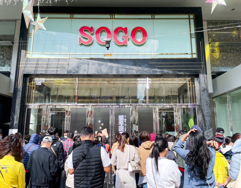 新竹SOGO週年慶11月30日開打，還沒開店已有大批民眾在1樓中央路正大門外排隊。 圖/SOGO提供