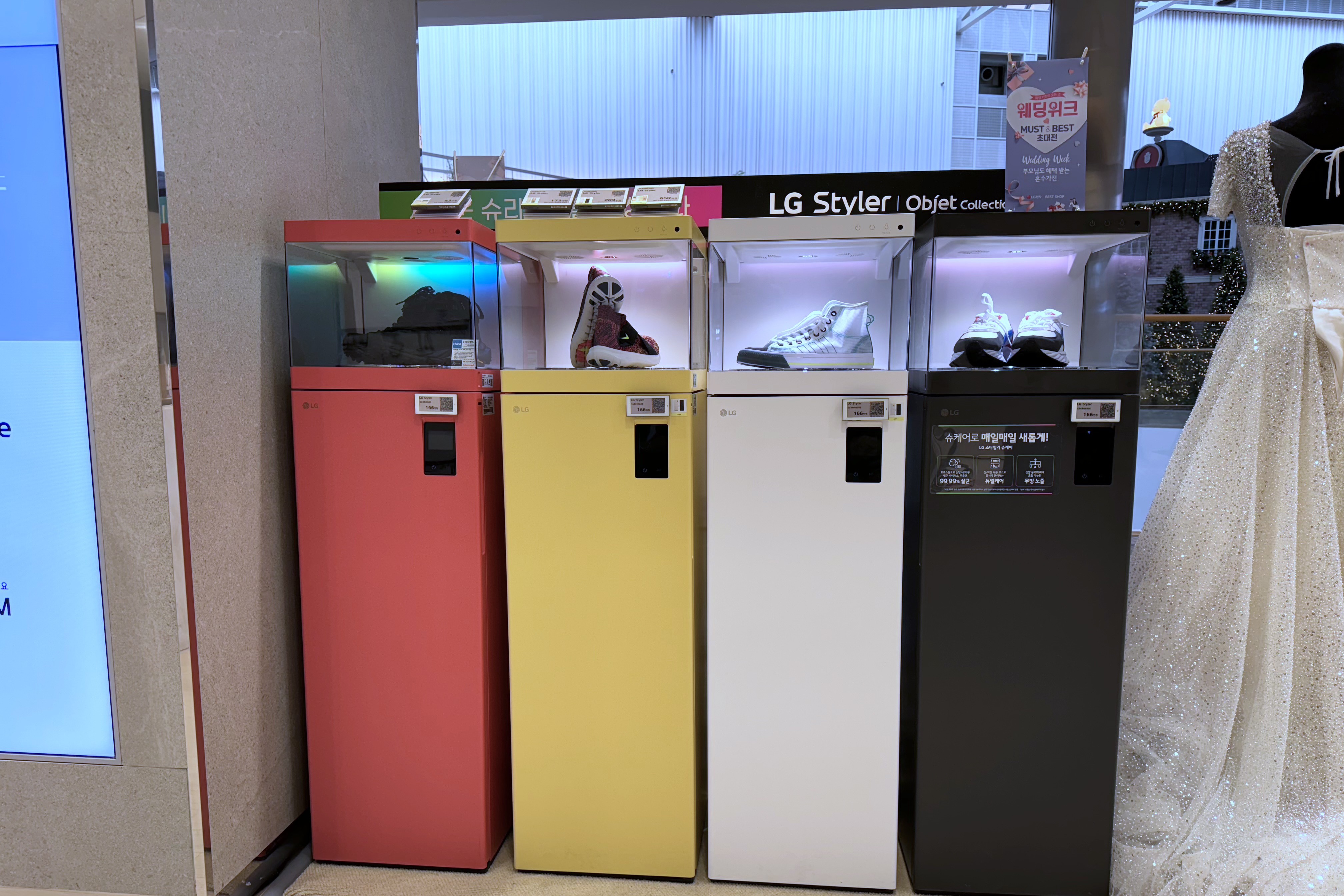 球鞋收藏家夢幻逸品！LG電子鞋櫃可除臭、除濕還幫打燈