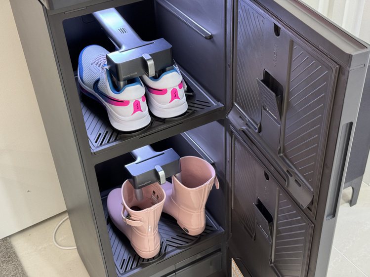 LG Styler ShoeCare可以擺放最多3雙鞋子。記者黃筱晴／攝影