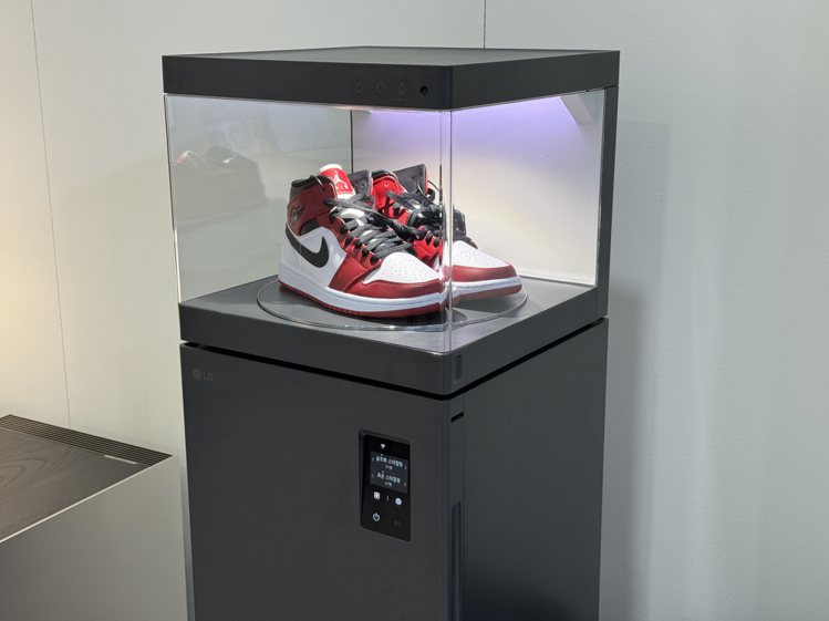 透明的LG Styler ShoeCase，尤其適合想要將愛鞋展示出來的狂熱份子...