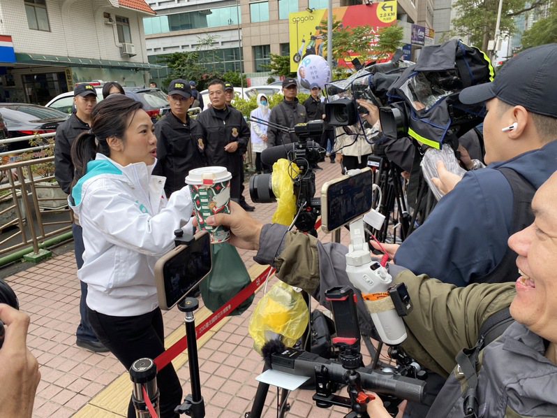 支持者送上熱咖啡，民眾黨副總統參選人吳欣盈冷風中分送給現場媒體。記者歐陽良盈/攝影