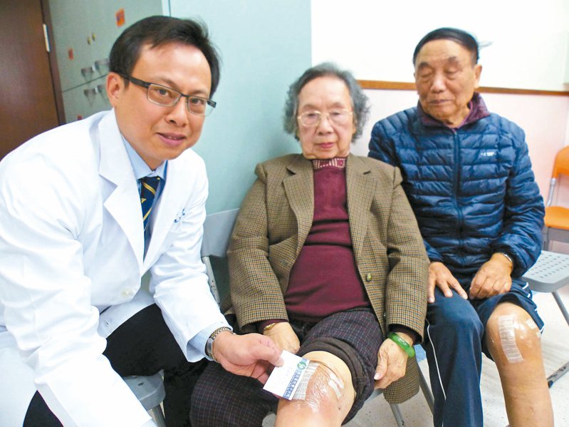 罹患退化性關節炎的長者，經接受醫師黃鐙樂（左）膝關節新月型微創手術，傷口約一張名片大，術後恢復良好。圖／本報資料照片