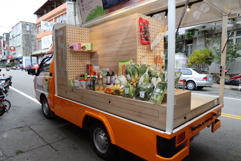 北埔鄉農會改裝小貨車，以果菜車形式提供農會直銷站商品到各村販賣。圖／竹縣府提供