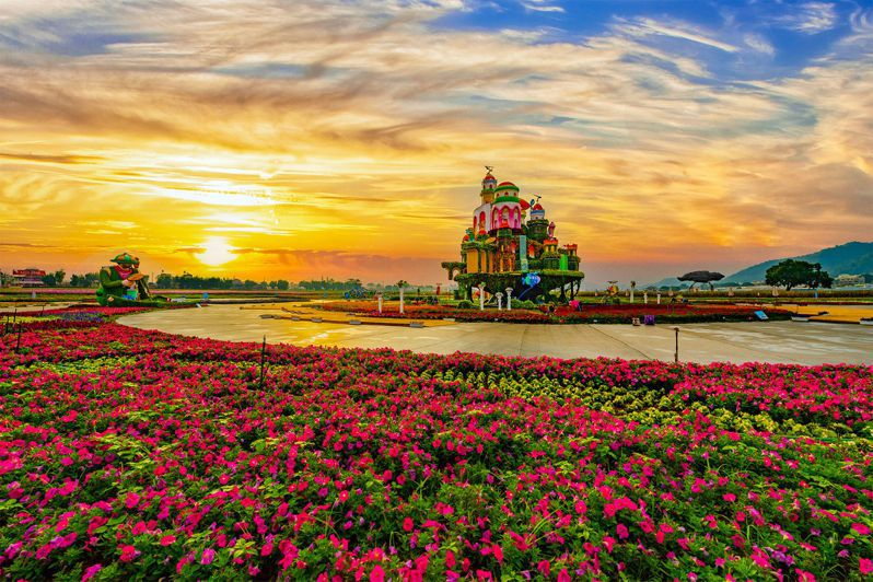 台中國際花毯節今年首創有如漂浮在空中的花卉城堡，搭配周邊大片的新社花海盛開，吸引眾多人潮來朝聖。圖／台中市觀旅局提供