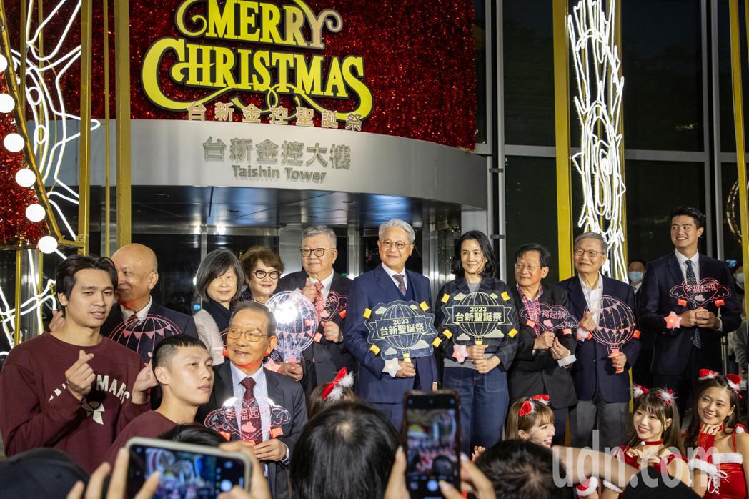 一年一度經典的「台新金控聖誕祭」在今天下午5時於台北仁愛圓環的台新金控大樓點燈啟...