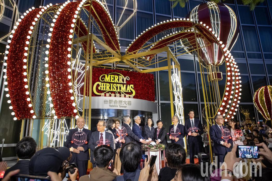 一年一度經典的「台新金控聖誕祭」在今天下午5時於台北仁愛圓環的台新金控大樓點燈啟...
