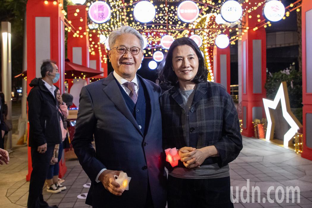 台新金控董事長吳東亮（左）及夫人彭雪芬（右）也一同出席點燈儀式。記者季相儒／攝影