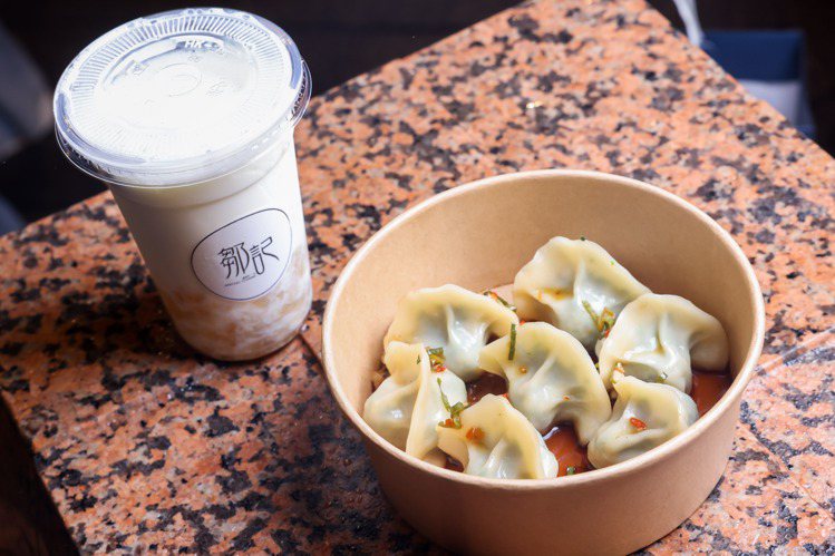 「鄒記食鋪」帶來方便在市集享用的「薺菜蒸餃」（右）與「牛奶銀耳湯」。圖／500輯攝影團隊提供