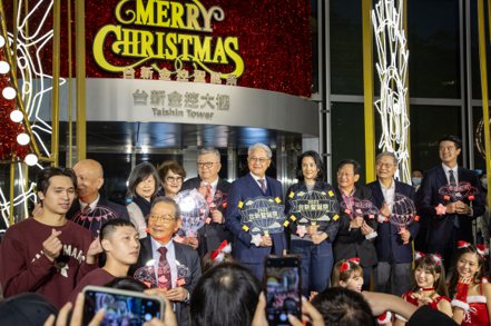 一年一度經典的「台新金控聖誕祭」在今天下午5時於台北仁愛圓環的台新金控大樓點燈啟動，台新金控董事長吳東亮（右五）及夫人彭雪芬（右四）也一同出席點燈儀式。 記者季相儒／攝影