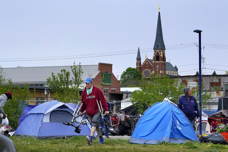 俄勒岡州波特蘭的一處營地。無家可歸者的帳篷宿營地一開始出現在美國西岸城市，現正在美國各地蔓延。 美聯社