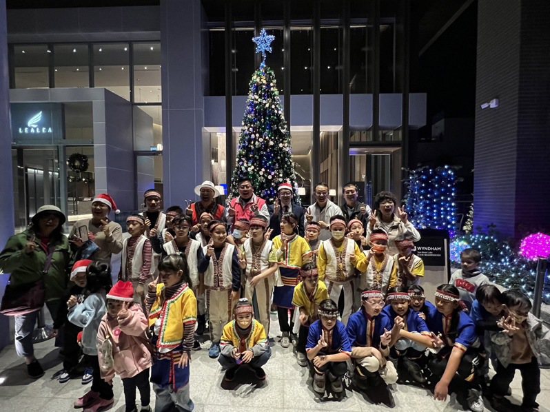 日月潭力麗溫德姆溫泉酒店今晚邀請伊達邵國小學童，參與耶誕樹點燈，並以悠揚的歌聲，帶給大家溫馨的耶誕氣氛。圖／讀者提供