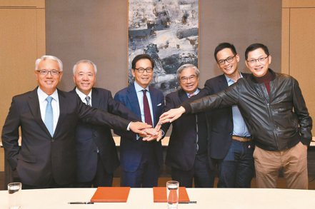 台灣大哥大與台灣之星正式合併，5G台灣隊正式啟航。圖為2021年底雙方簽訂合併契約。 圖／聯合報系資料照片