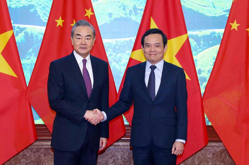 大陸外長王毅（左）昨天抵越南訪問，並與越南副總理陳流光（右）共同主持中越雙邊合作指導委員會第十五次會議。（法新社）