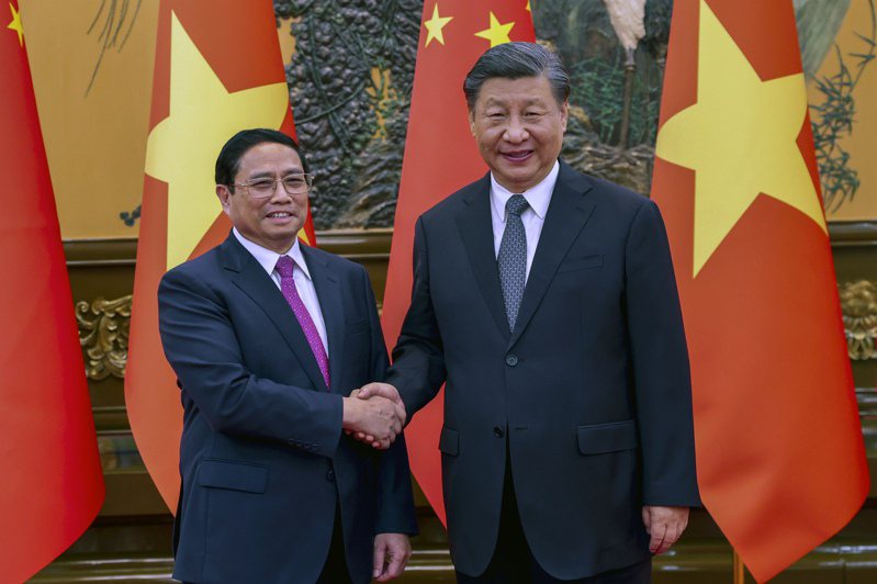 圖為越南總理范明政（左）訪問北京時與習近平（右）會晤。(美聯社)