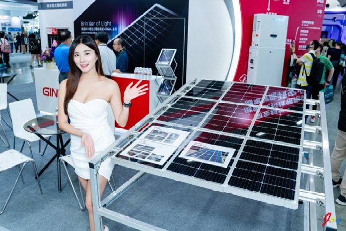 同昱能源10月參加台灣國際智慧能源週，7日在台北國際建築建材暨產品展展出太陽能模...