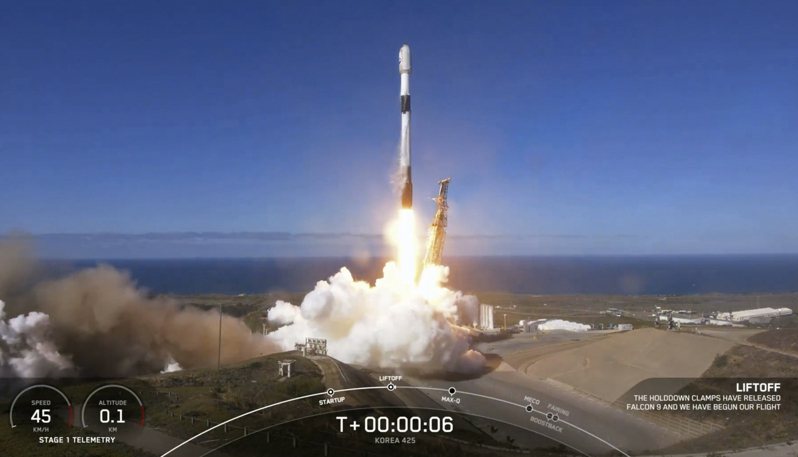 南韓1日在加州范登堡太空基地搭載SpaceX火箭發射第一枚軍事間諜衛星。（美聯社）