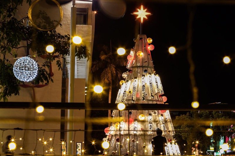 超美！台南河樂廣場、新營文化中心2棵特色耶誕樹亮燈| 雲嘉南| 地方| 聯合新聞網