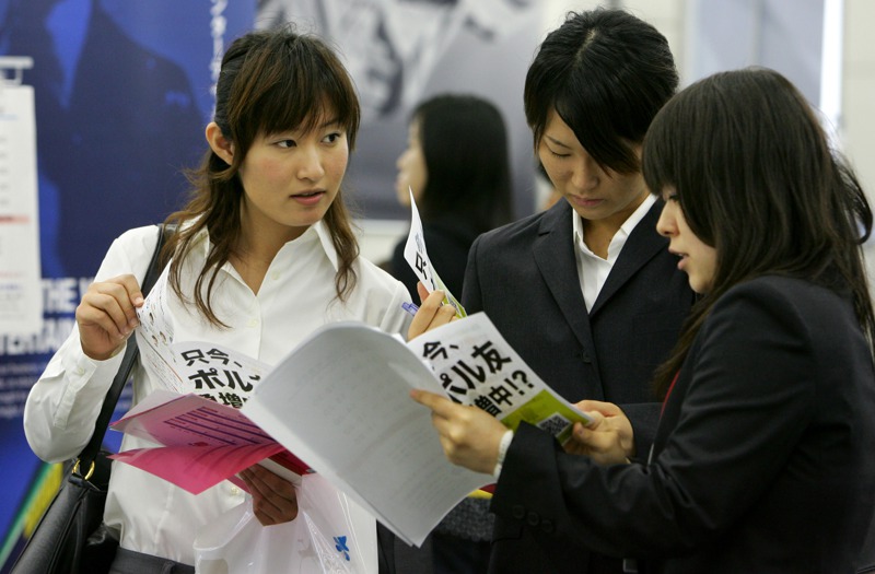 日本政府計劃允許在境內特定職業學校就讀的國際留學生在主修之外的領域找工作，希望藉此獲得急需的就業勞力。圖為日本就業博覽會。路透