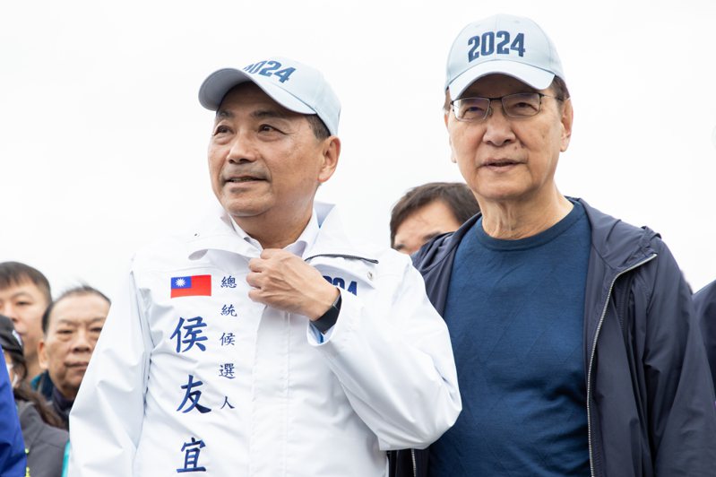 國民黨總統參選人侯友宜（左）與副總統參選人趙少康（右）。記者季相儒／攝影