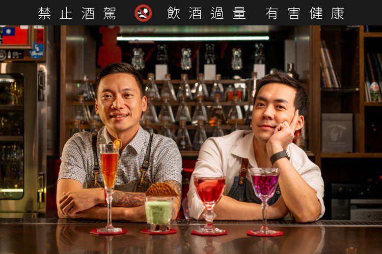 AHA Saloon主理人 Victor楊宜賓(右)、Jeffrey張勳進。圖／法國巴卡拉水晶提供    提醒您：禁止酒駕 飲酒過量有礙健康