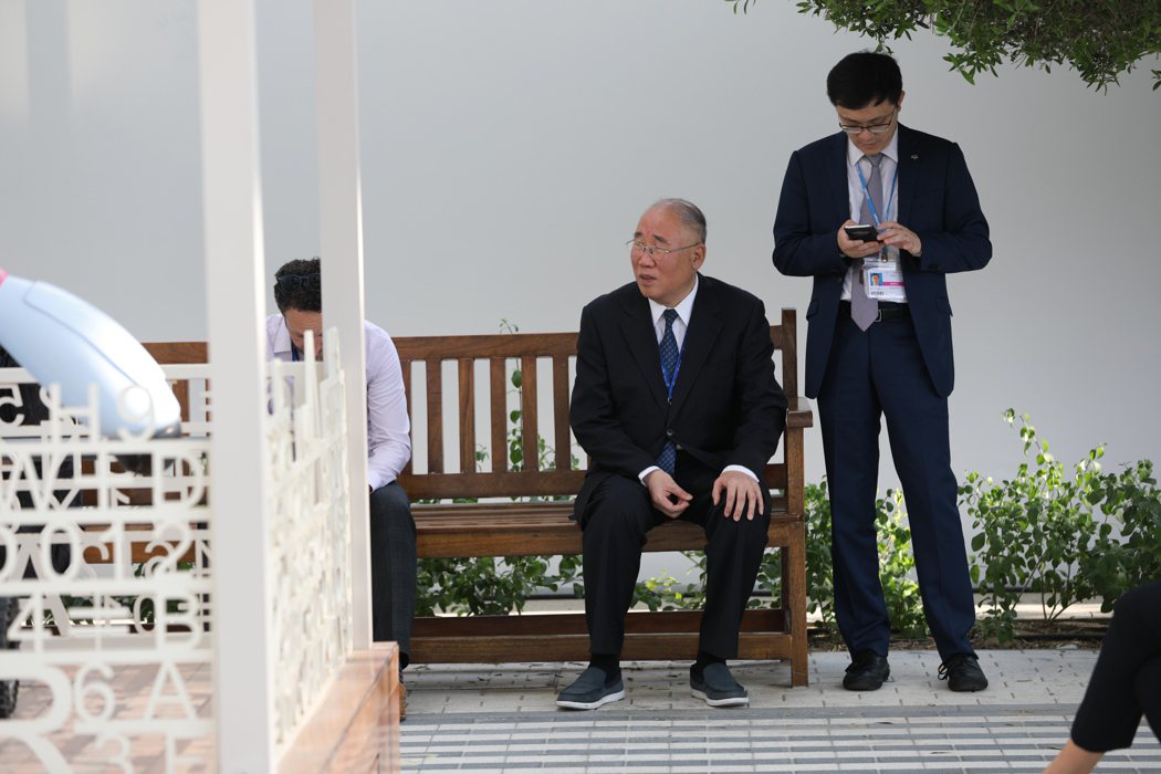 本報記者接獲讀者爆料，稱出席峰會的中國氣候變化事務特使解振華，在出席藍區一場活動...