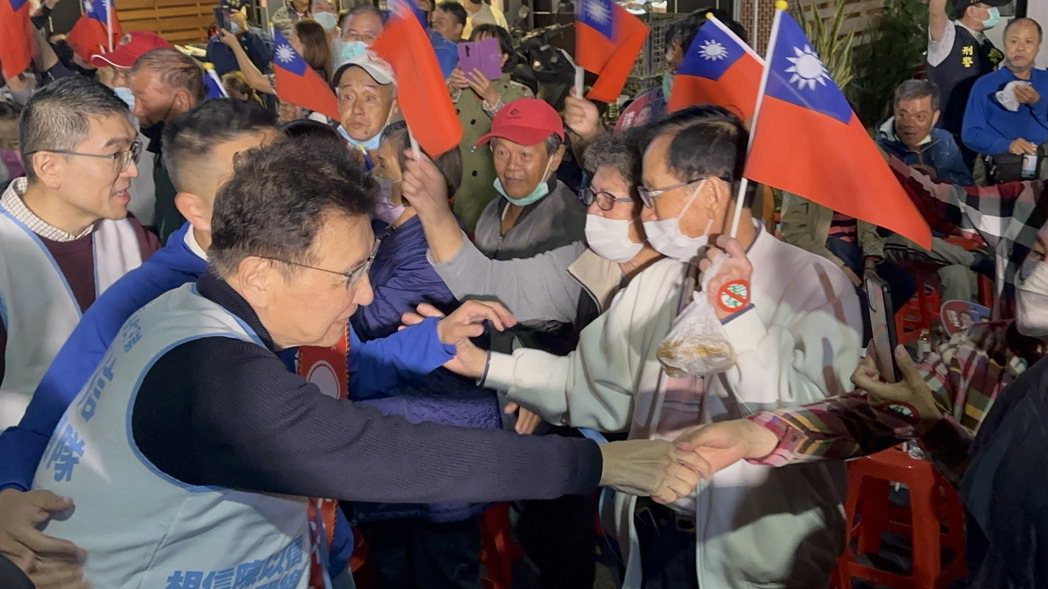 趙少康晚間大進場，眾多支持者高舉國旗更爭相與他握手。記者李文德／攝影