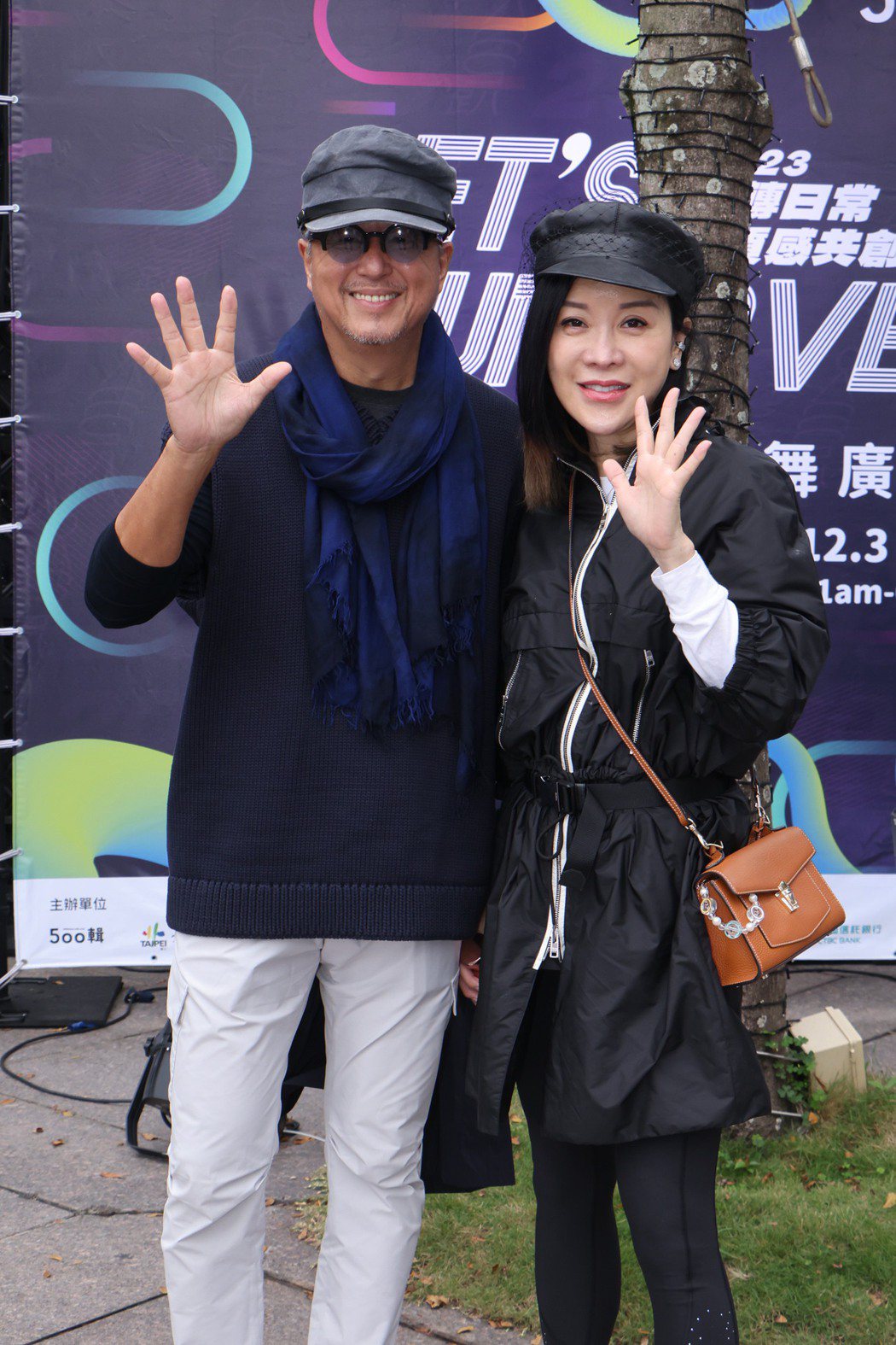 綜藝教父王偉忠（左）與夫人林慧晶。圖／500輯攝影團隊提供