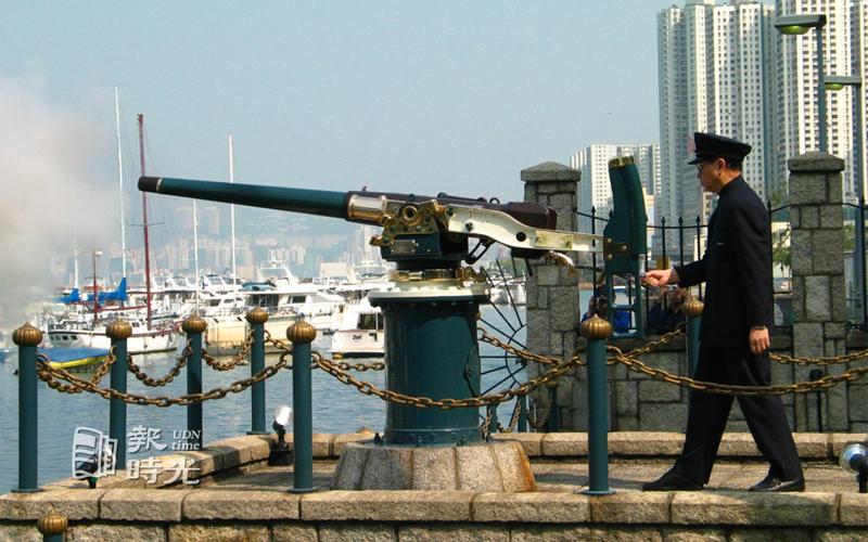 銅鑼灣的怡和午炮每天中午12點整時鳴放，為香港現今保存的殖民習俗之一。聯合報系資料照（2003/12/09 吳學銘攝影）