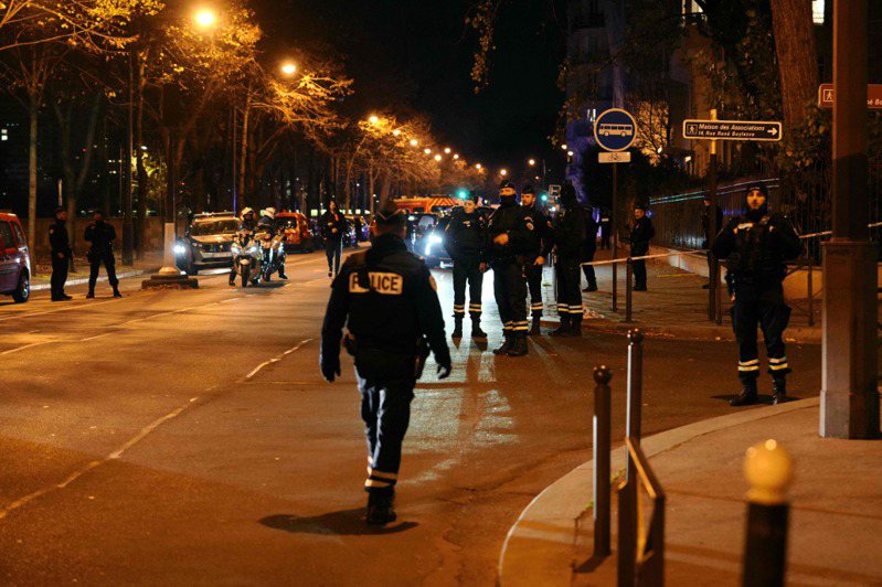 巴黎市中心2日晚間驚傳觀光客遭隨機攻擊，釀成一人死亡、兩人受傷，凶嫌已遭逮捕。法新社