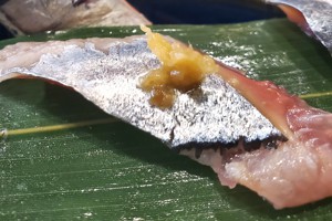 秋刀魚的生魚片要搭配薑泥提鮮，沾點醬油增加風味。記者王勇超／攝影