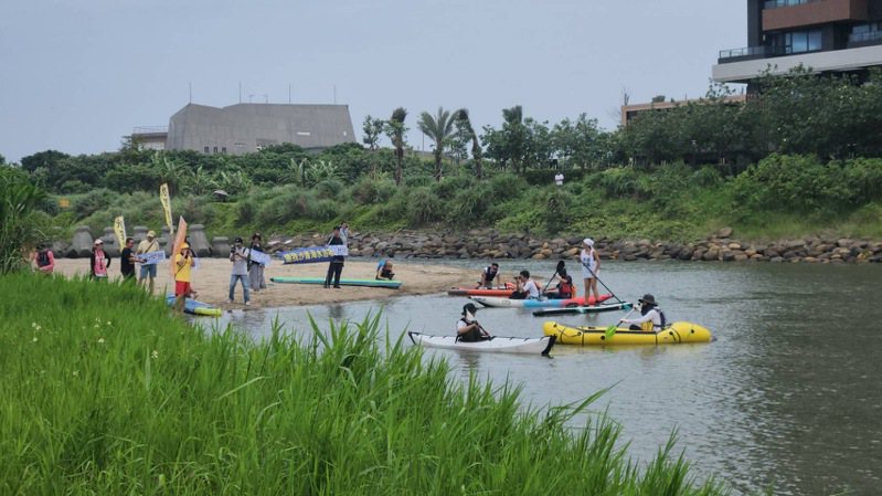 台灣開放海水聯盟今年6月在沙崙海域辦海上遊行。本報資料照片