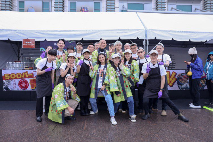 國際名廚江振誠（中）與RAW團隊，第四度來到「500趴」現場。圖／500輯攝影團隊提供