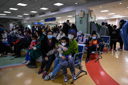 中國大陸近期呼吸道感染疾病病例激增，各地醫院持續擠滿求診的病患。（法新社）