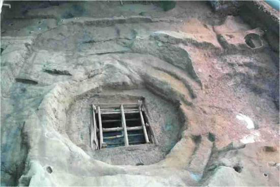 大陸考古人員2002年在湖南湘西州里耶古城遺址發現一口2000多年前的古井，並發掘出3.8萬餘枚簡牘。圖為2002年發現的一號井。圖／取自中新網